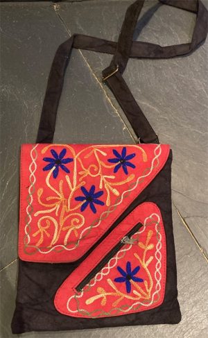 Taschen mit Stickerei und Ledergurt